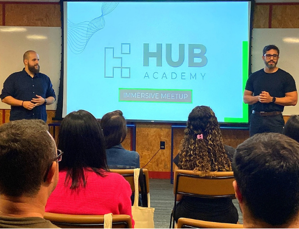 Apresentadores conduzindo um evento Immersive Meetup da Hub Academy